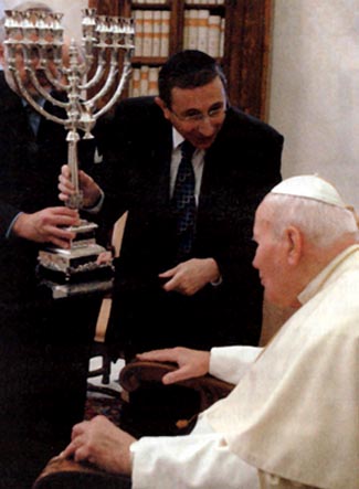 039_Menorah_CNSPhoto_CatPressPhoto.jpg - 44178 Bytes